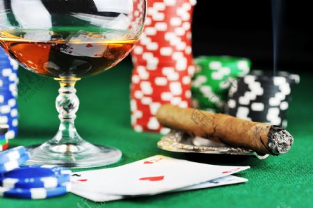 赌桌上的扑克与筹码图片图片