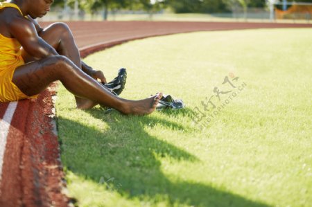 休息的黑人运动员图片