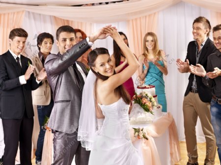 婚礼中跳舞的新人图片