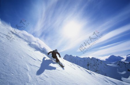 雪地里滑雪的男人图片