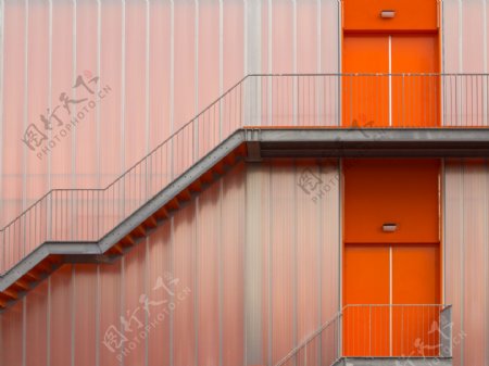 楼梯和橙色门图片