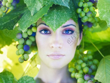 葡萄与美女摄影图片