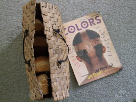 杂志和包里的面包