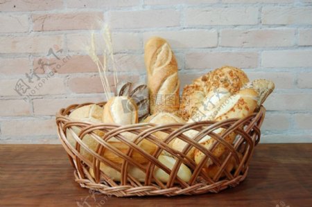 竹篮中的面包