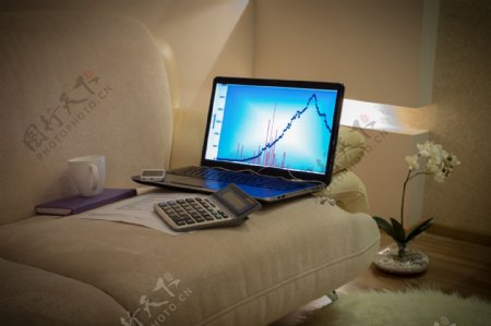 沙发上的电脑与计算器图片