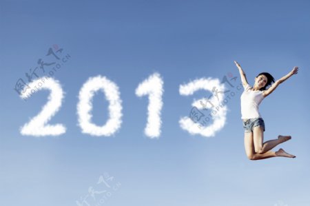 2013云朵字体与跳跃的女生图片