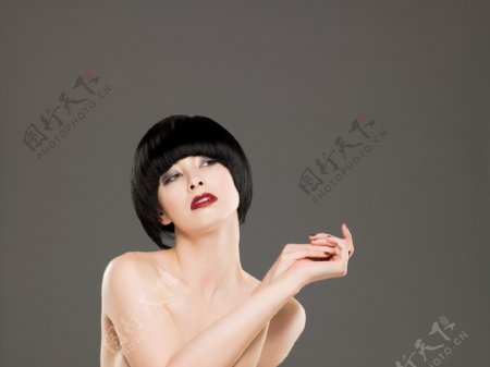 双手合一起的黑发美女模特图片
