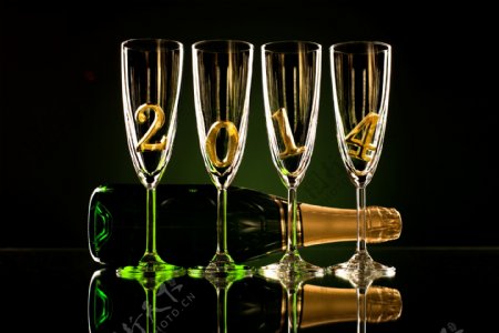 香槟杯里的2014立体字图片