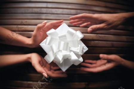 双手和白色礼物盒
