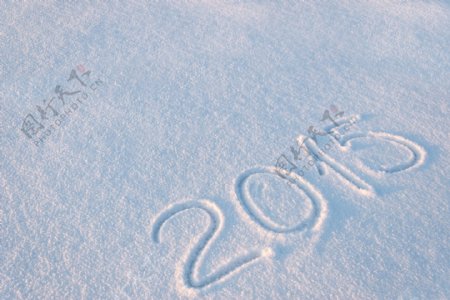 雪地上的2015图片