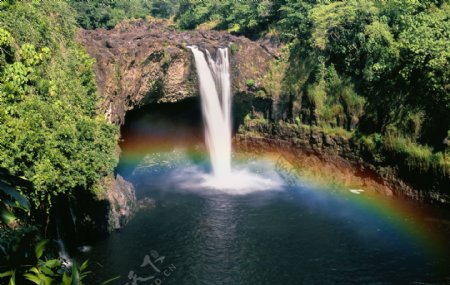 山间瀑布中的彩虹图片