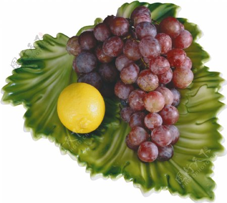 绿叶盘子上的葡萄图片