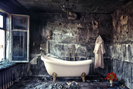 废弃房间里的浴缸图片