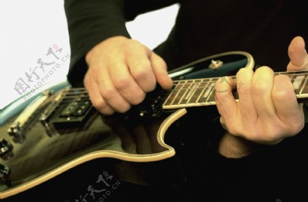 弹吉他的男人图片