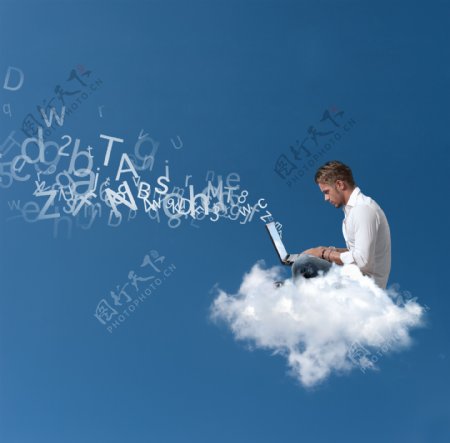 坐在天空中的白云上玩电脑的外国男人图片