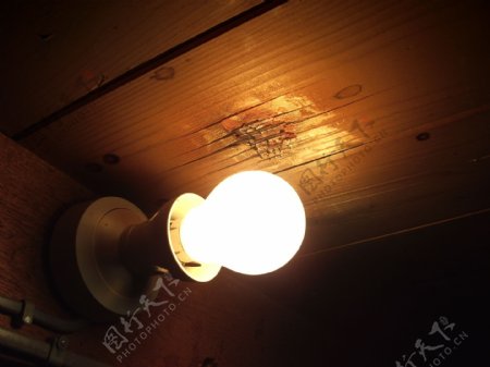 墙壁上的电灯泡图片