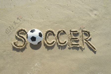 沙滩上的字母与足球