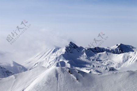雪中山峰图片