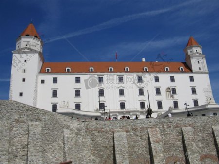 城墙上的城堡正面图