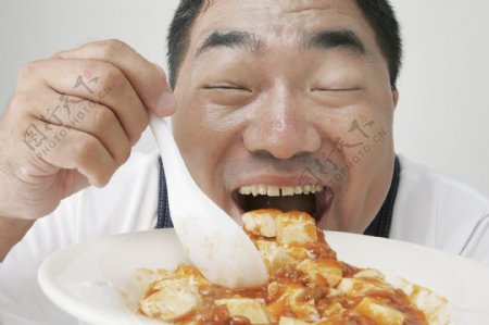大口吃麻婆豆腐的男人图片