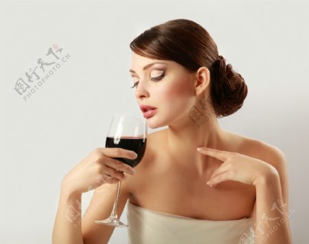 喝葡萄酒的美女图片