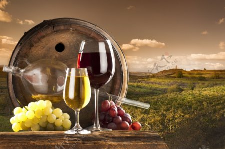 木板上的葡萄与酒杯图片