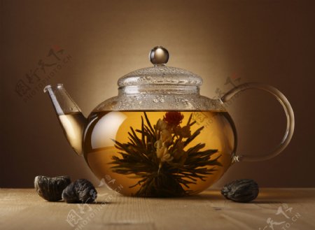 花茶与玻璃茶壶图片