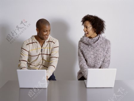 玩电脑的夫妻图片