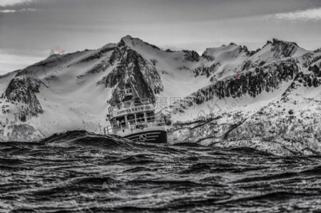 海黑色和白色山水风暴海浪船