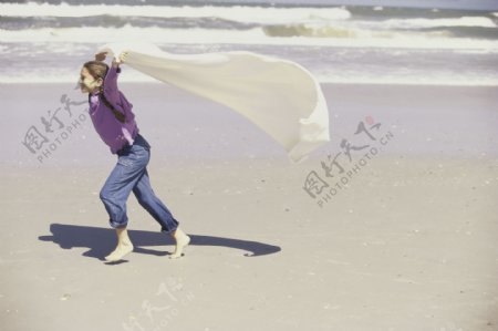 奔跑在沙滩上的小女孩图片