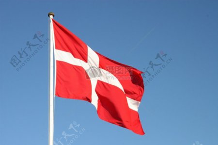 蓝天的丹麦国旗