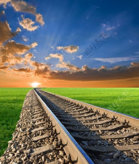 草原上的铁路图片