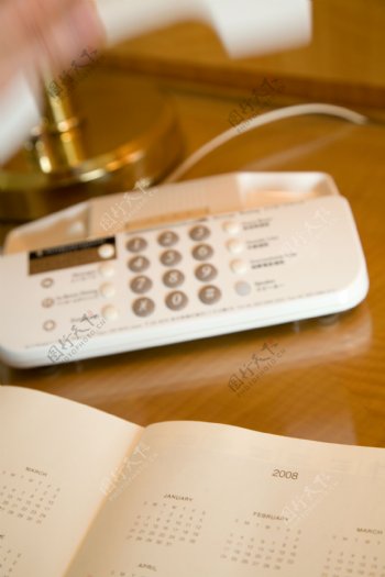 酒店里床头柜上的电话图片