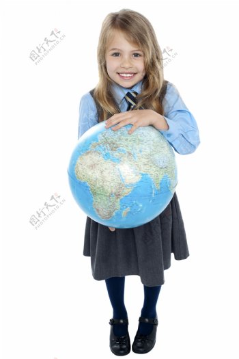 抱着地球的女孩图片