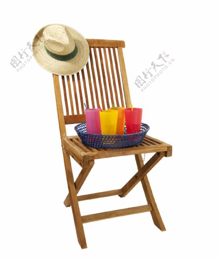 椅子上的帽子和饮料图片
