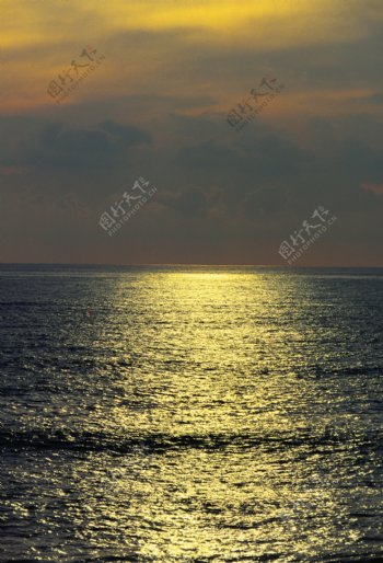 黄昏时的海平面图片