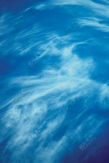 蔚蓝的天空和漂浮的云彩图片