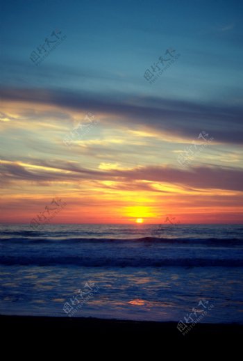黄昏落日的海平面图片