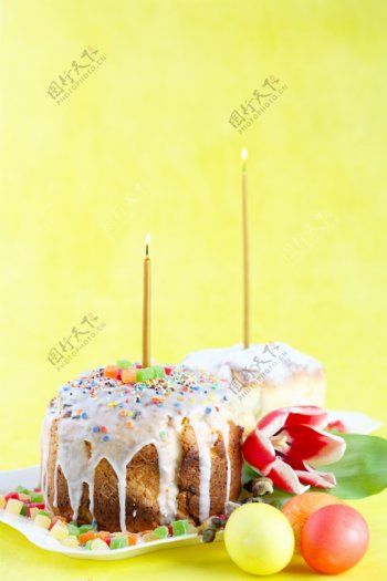 插蜡烛的蛋糕与彩蛋