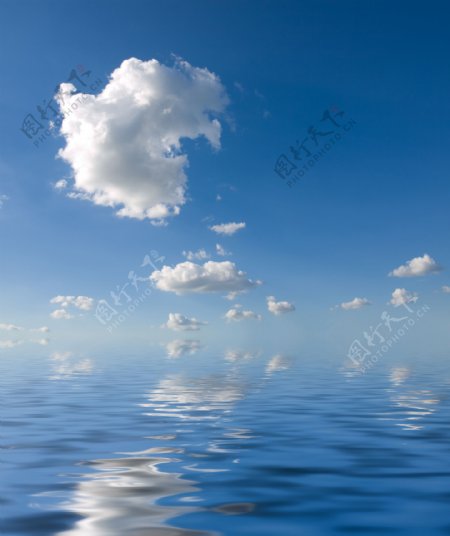 倒映水中的白云图片