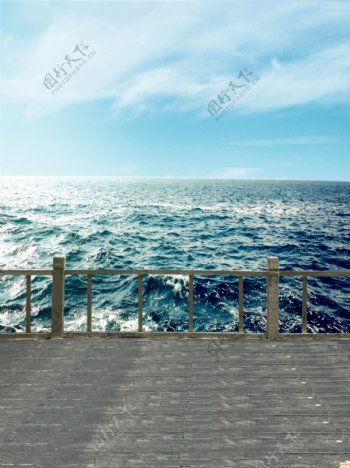 唯美蓝色海边风景图片