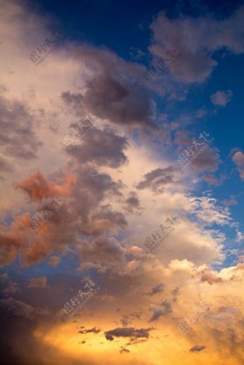 黄昏天空云彩图片