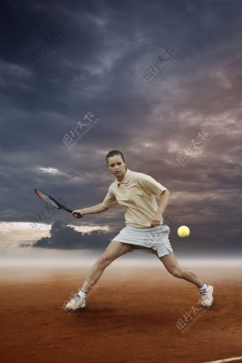 沙滩上打网球的女运动员图片