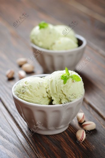 开心果与冰淇淋图片