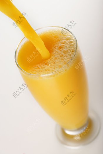 一杯新鲜橙汁和吸管图片