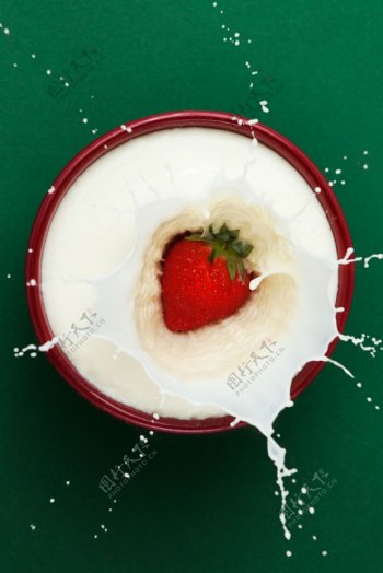 草莓与牛奶