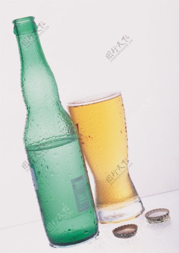 酒瓶酒杯啤酒瓶盖图片