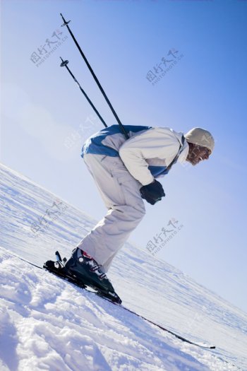 滑雪板的男人图片