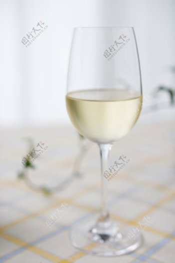 桌子上葡萄酒特写图片图片