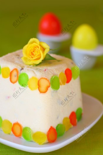蛋糕上的鲜花图片